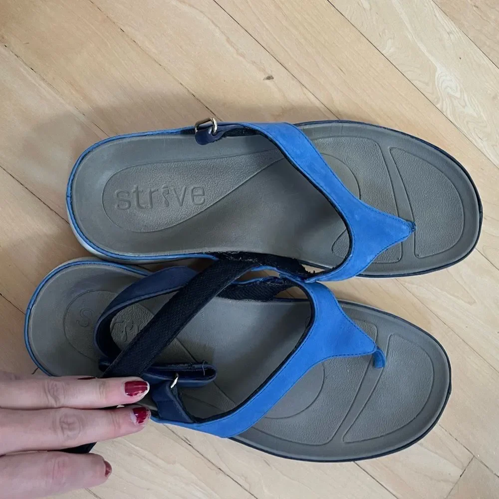 Strive Lipsi Thong Sandal in Blue 39.5